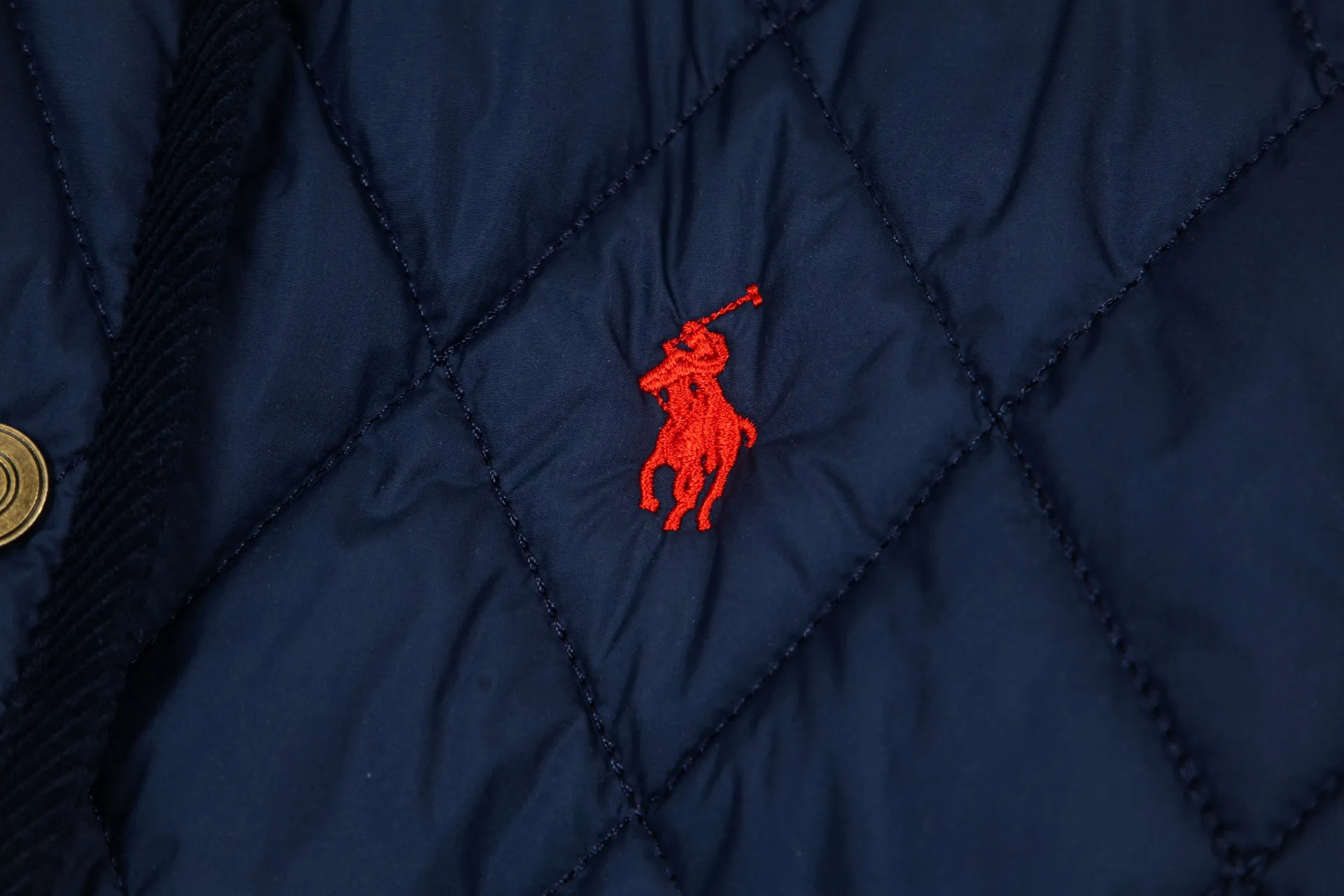 P330 Model No.: G130 Ralph Lauren New Ralph Lauren chest logo embroidery diamond plaid lapel corduroy cotton jacket 1️⃣Selected high-quality high-elastic cotton, perfect control of workmanship details, exquisite small logo embroidery on the chest, corduroy color-blocked lapels, pocket design full of details, highlighting personality! The version is simple but not simple! 3️⃣It is very youthful and energetic, and can be easily worn by both men and women. It is very in line with the fashion aesthetic concepts of today's young people! 4️⃣A full set of customized accessories, complete with three standards, same style for men and women, a must-have for couples! Color: black, navy blue, apricot Size: S, M, L, XL